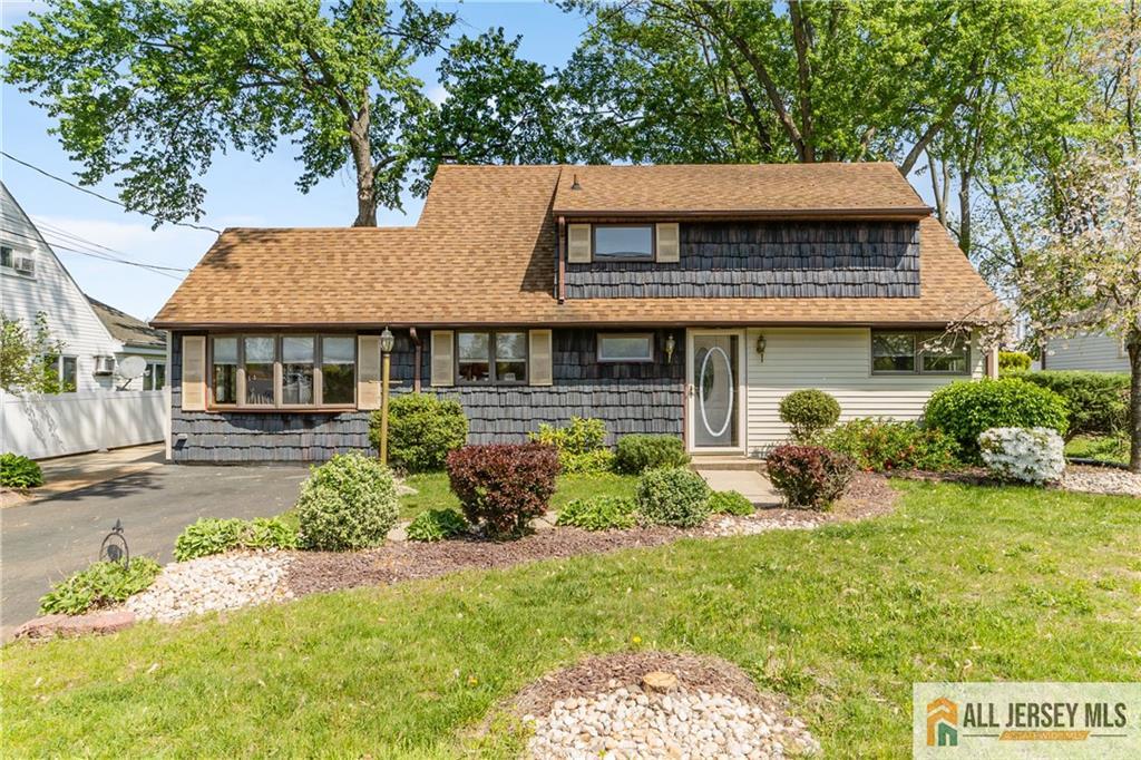 8 Farmbrook Drive
