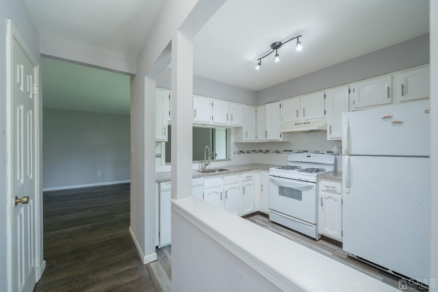 1612 Woodbridge Commons Way, Iselin NJ 08830 - View 3
