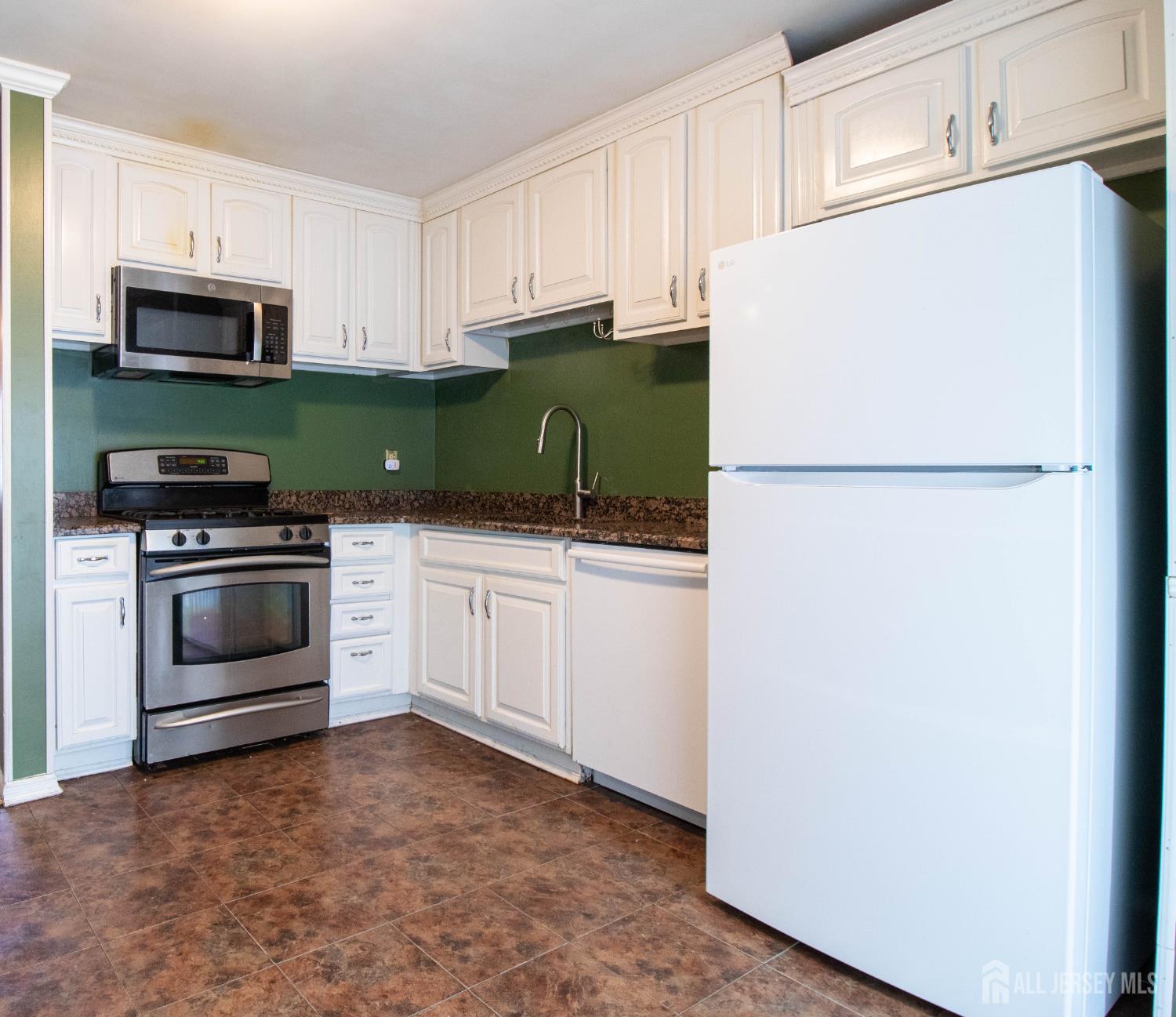 8 Starlight Court, New Brunswick NJ 08901 - View 2