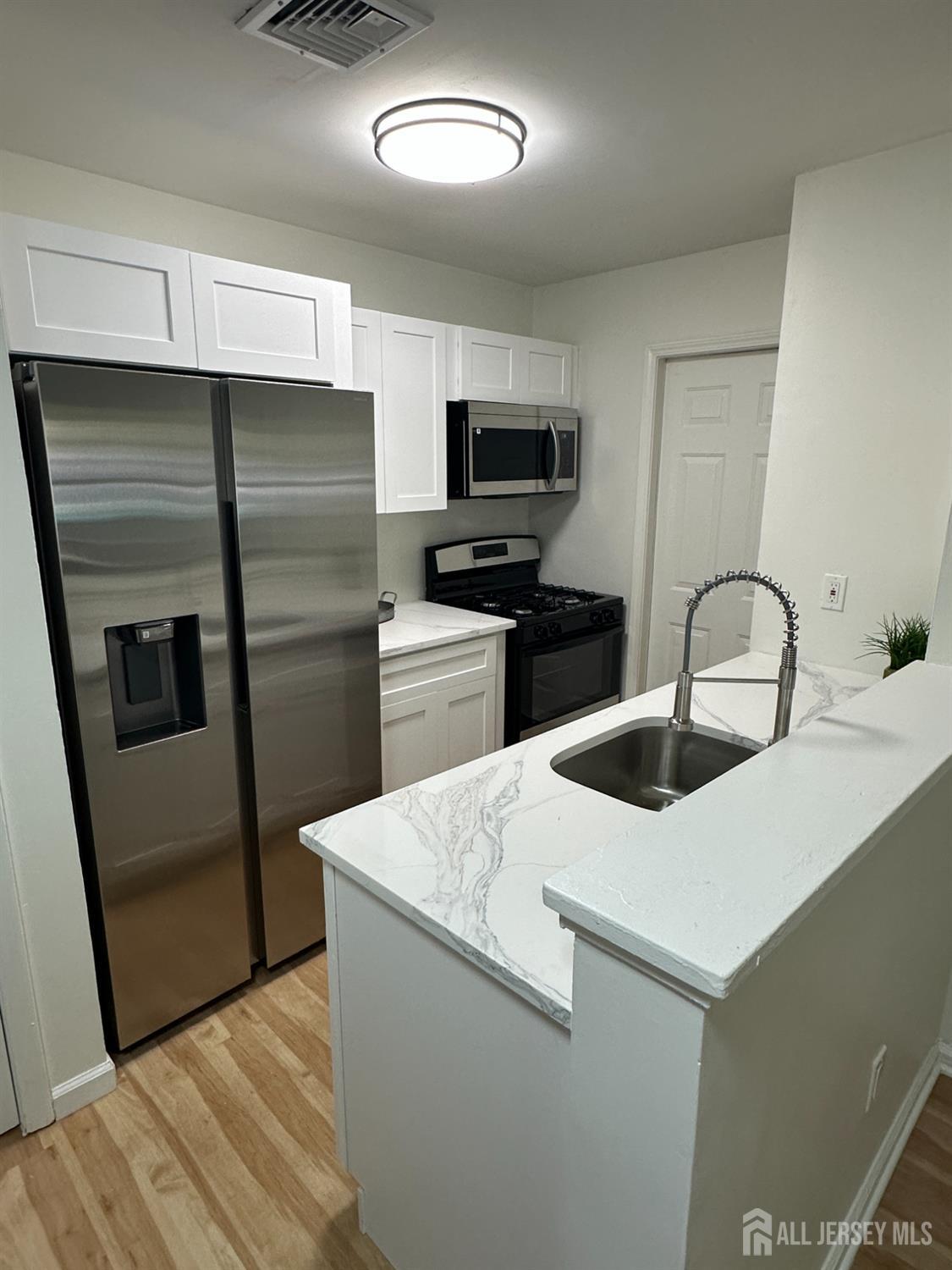28 Delavan Ct, New Brunswick NJ 08901 - View 5