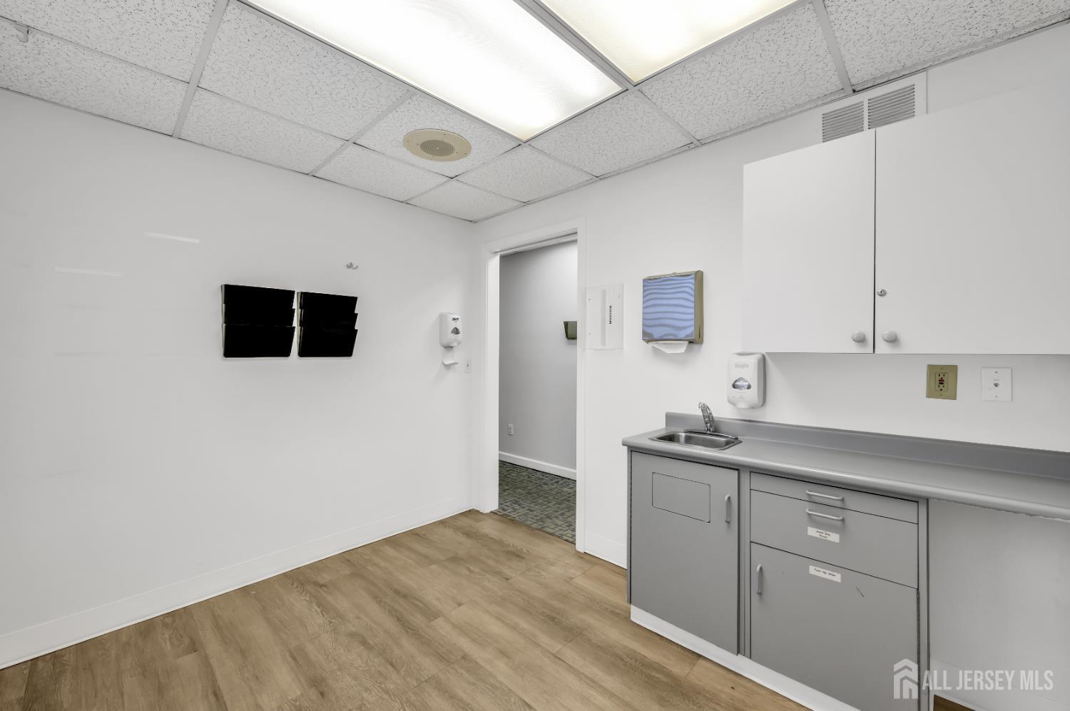 46 E E Somerset, Raritan, NJ, 08869