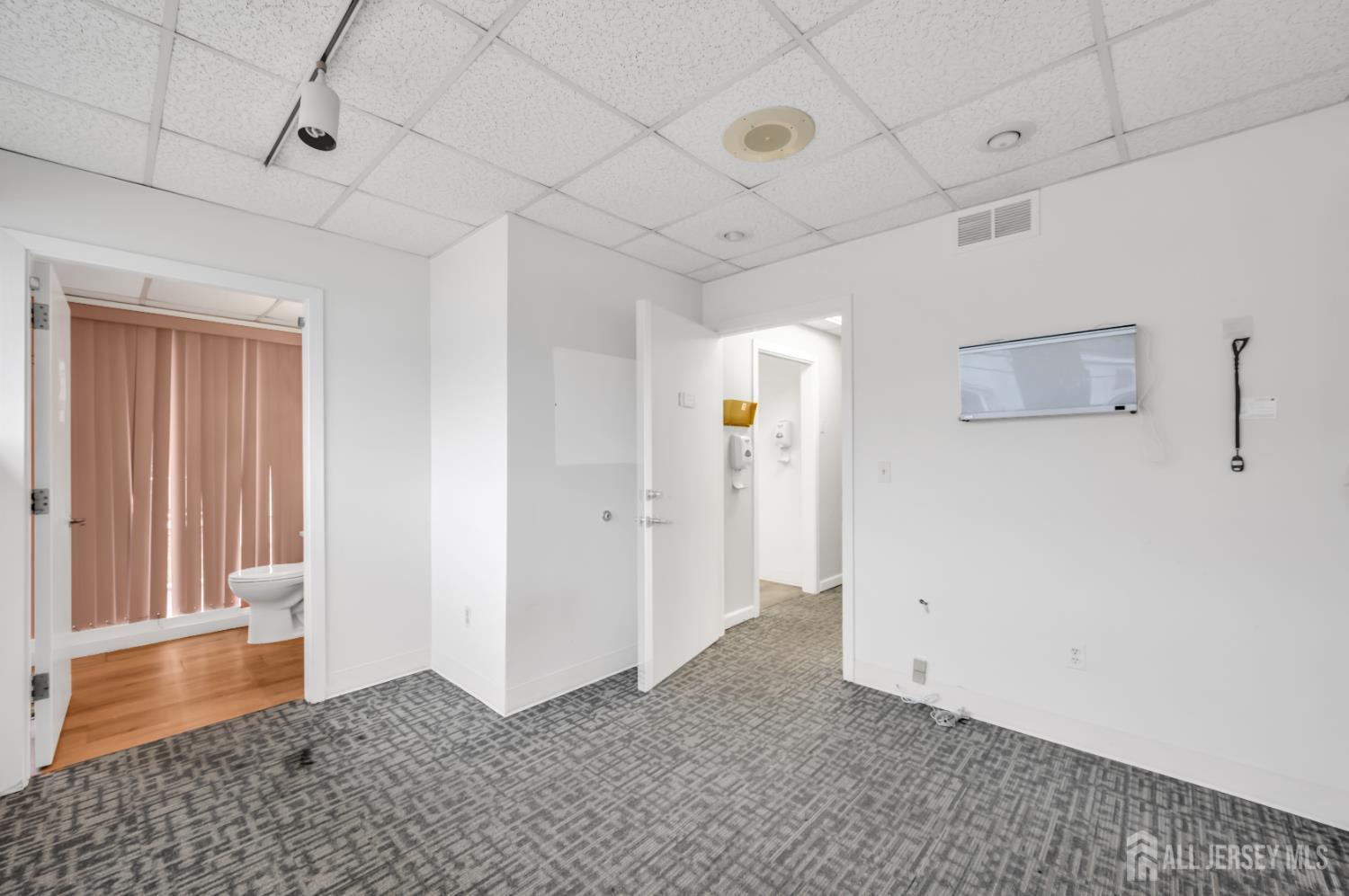 46 E E Somerset, Raritan, NJ, 08869