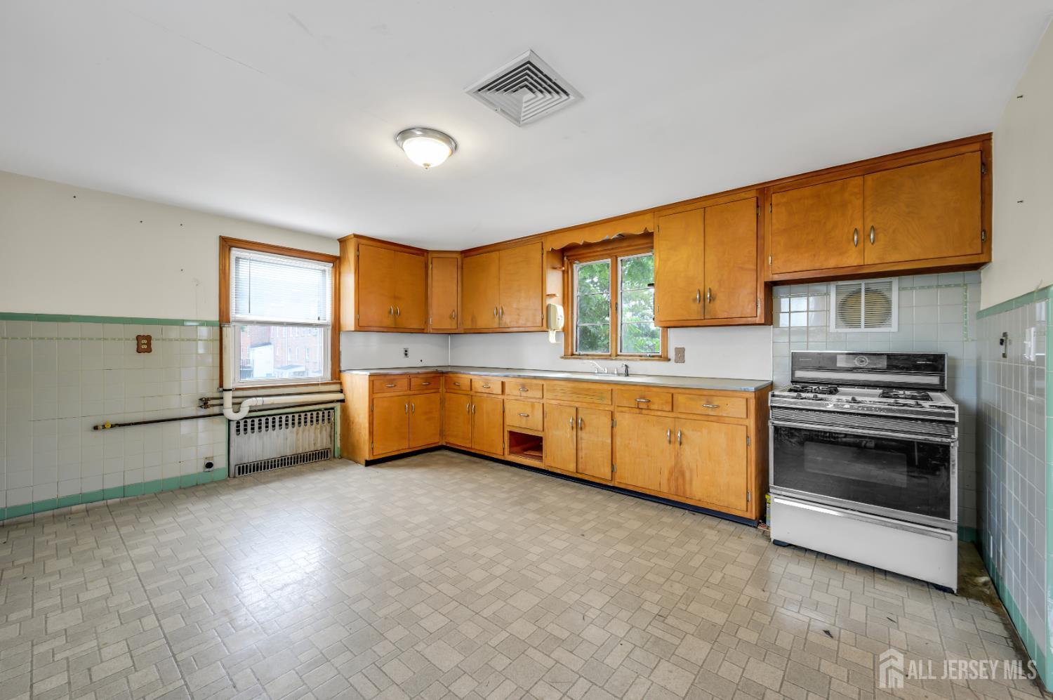 46 E E Somerset, Raritan, NJ, 08869