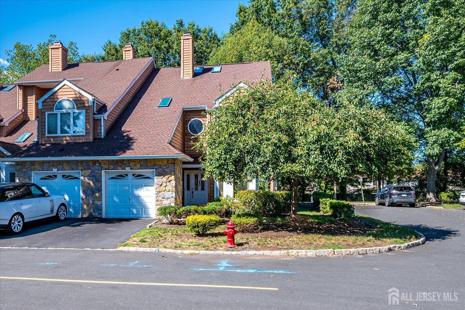 Photo of 118 Coppertree Court, Edison NJ