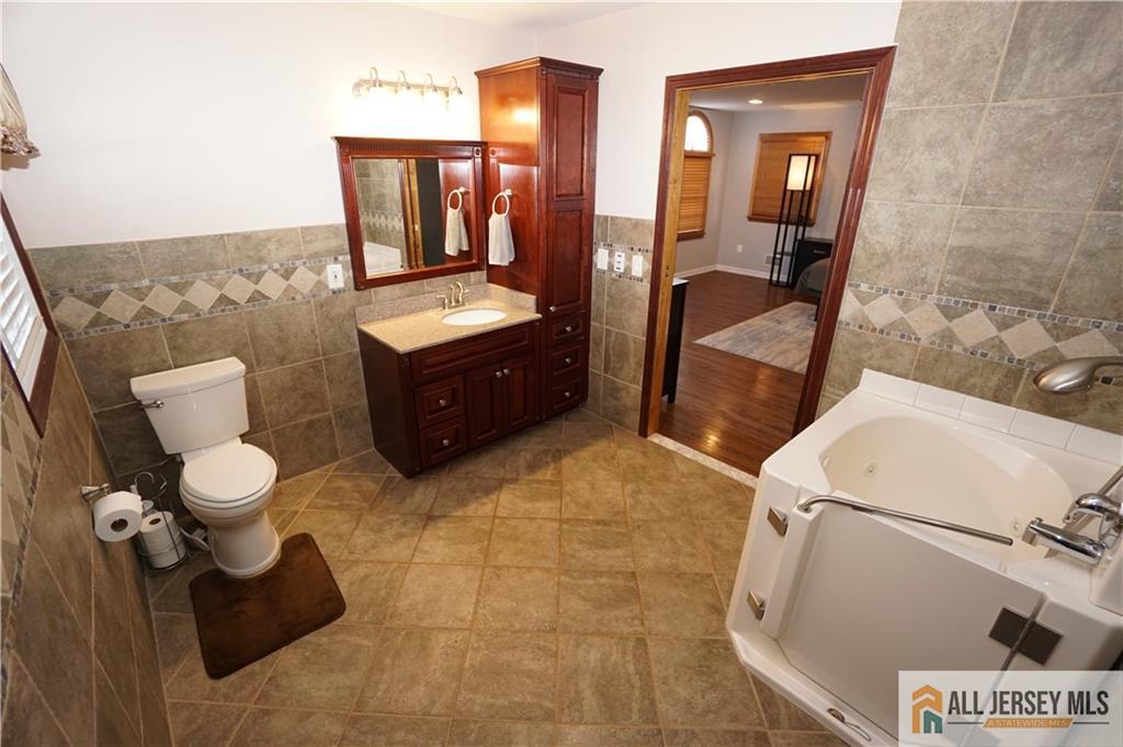 40 W Hill Road, Colonia, NJ, 07067