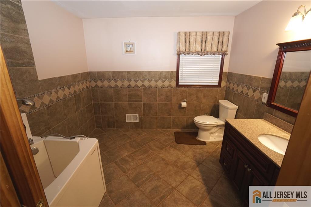 40 W Hill Road, Colonia, NJ, 07067