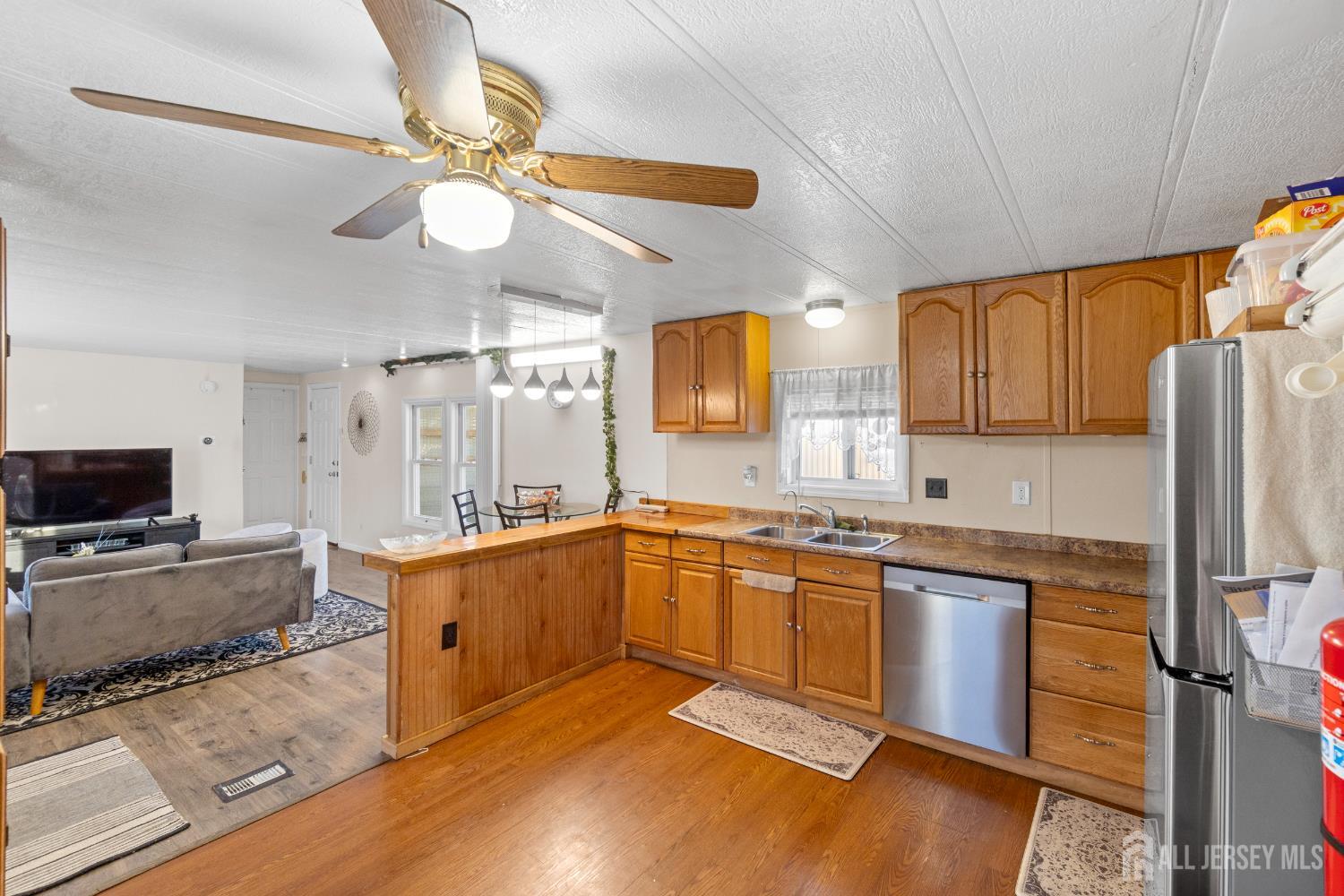 28 Dickens, North Brunswick, NJ, 08902