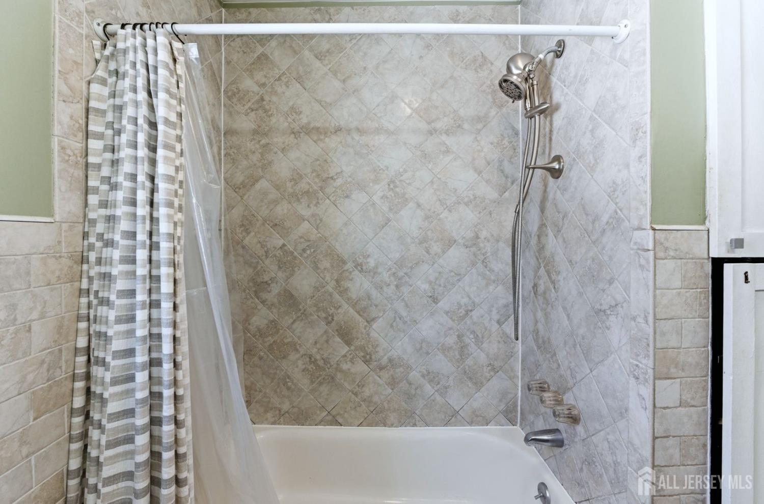 53 Jordan, Colonia, NJ, 07067