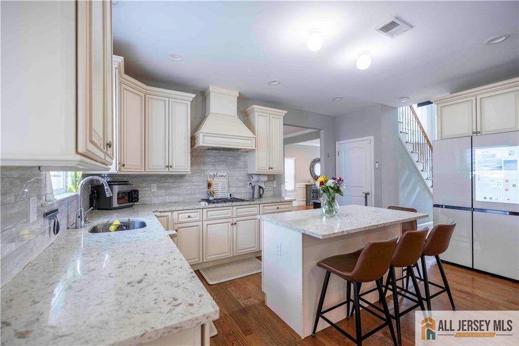 628 New Dover, Colonia, NJ, 07067