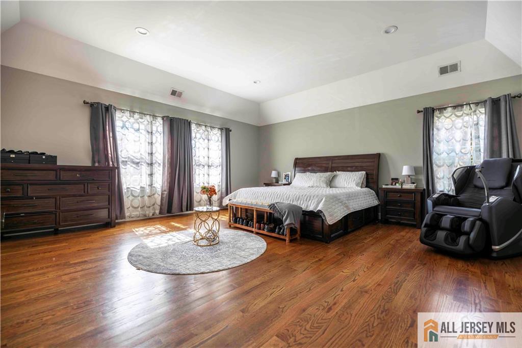 628 New Dover, Colonia, NJ, 07067