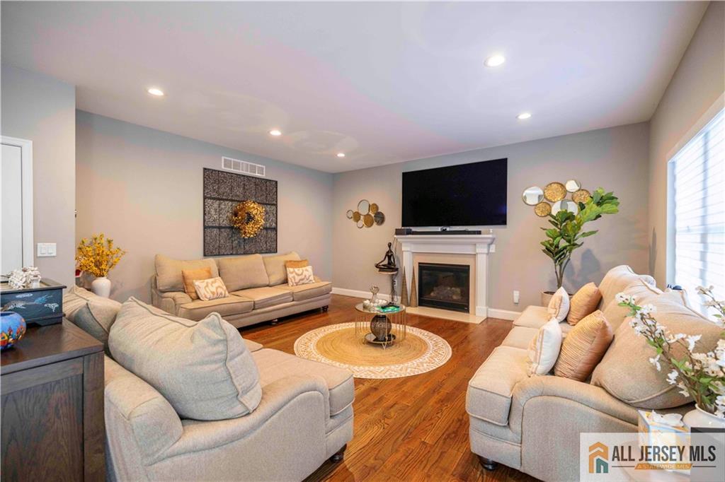 628 New Dover, Colonia, NJ, 07067