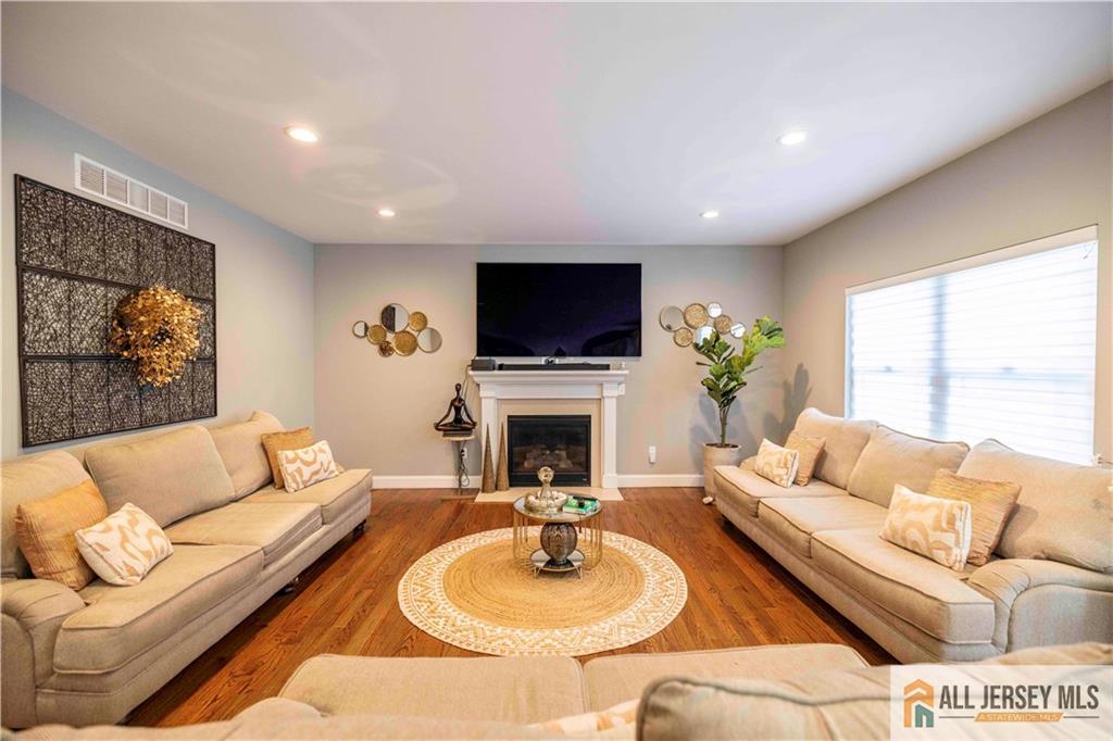 628 New Dover, Colonia, NJ, 07067