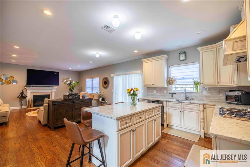 628 New Dover, Colonia, NJ, 07067