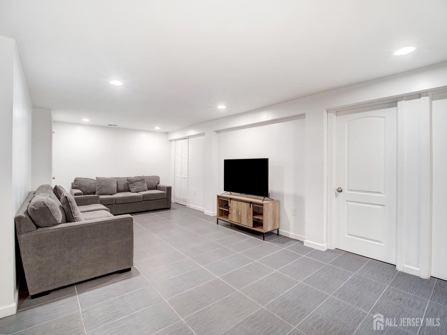 17 Thelma, Colonia, NJ, 07067