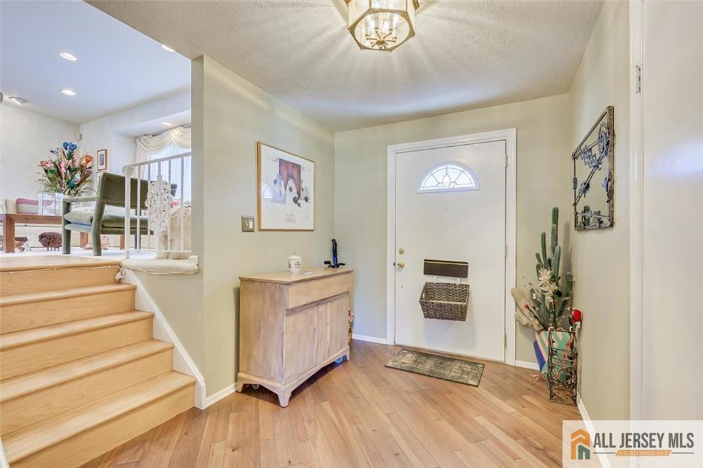 68 Beechwood, Edison, NJ, 08837