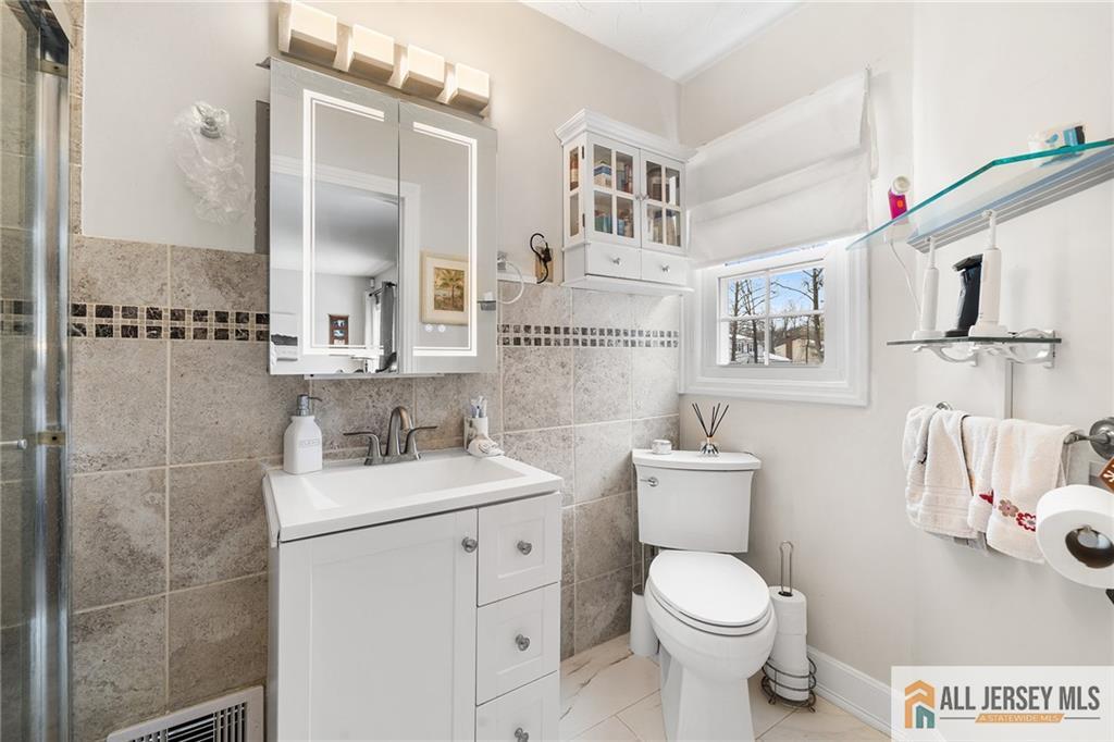 15 New Dover, Colonia, NJ, 07067