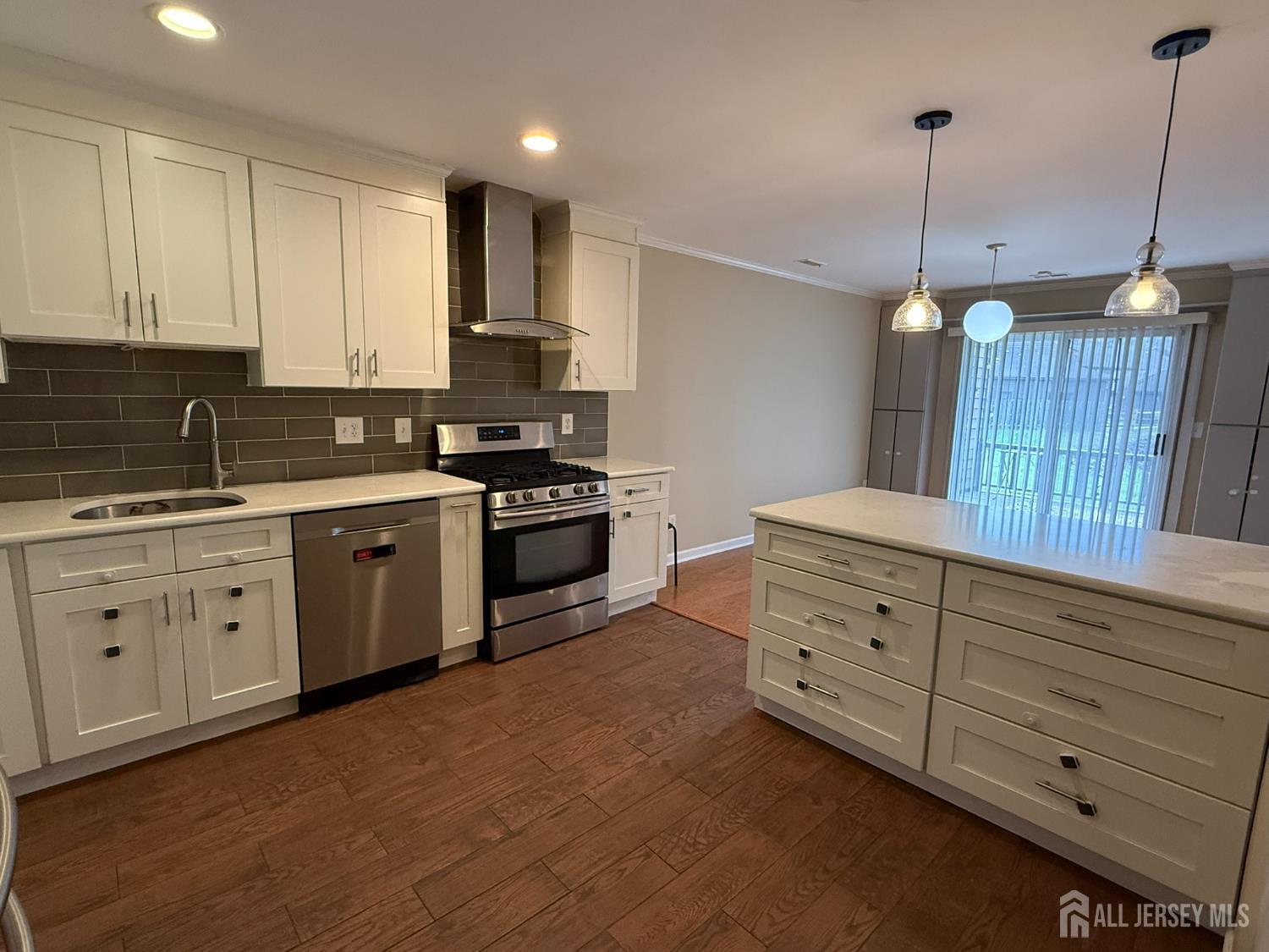 54 Holly, Edison, NJ, 08820