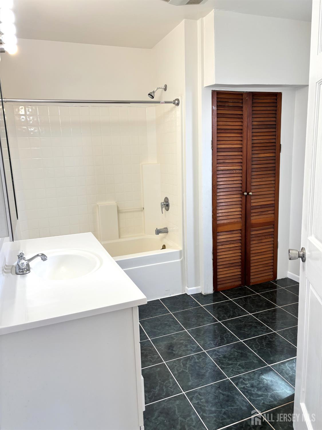 210 2nd, Middlesex, NJ, 08846