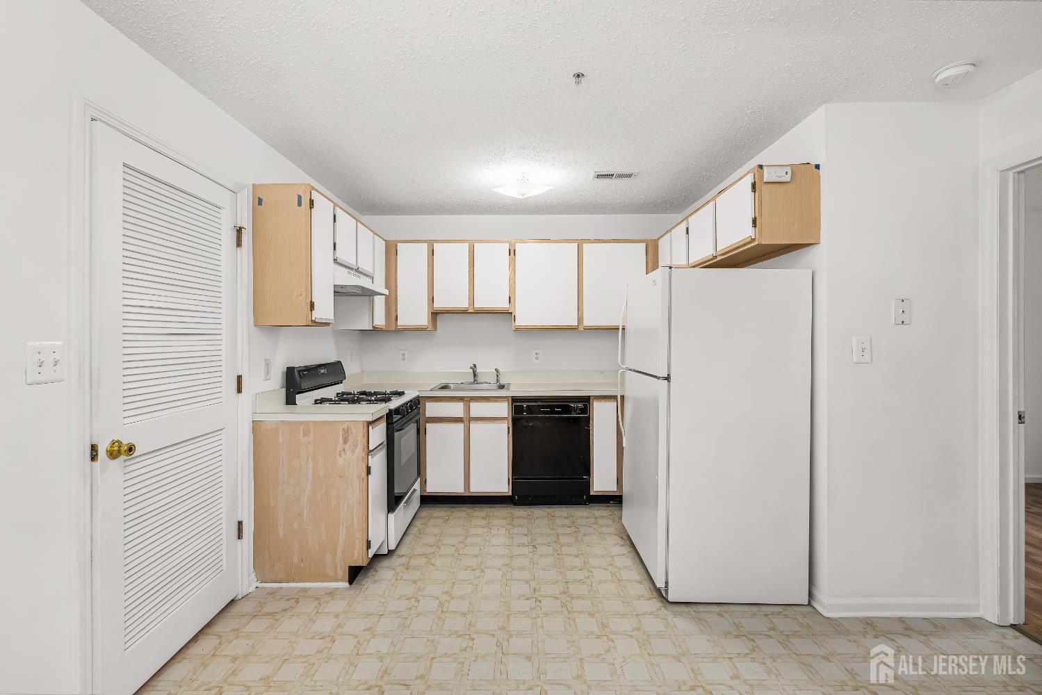 107 Prestwick, Edison, NJ, 08820