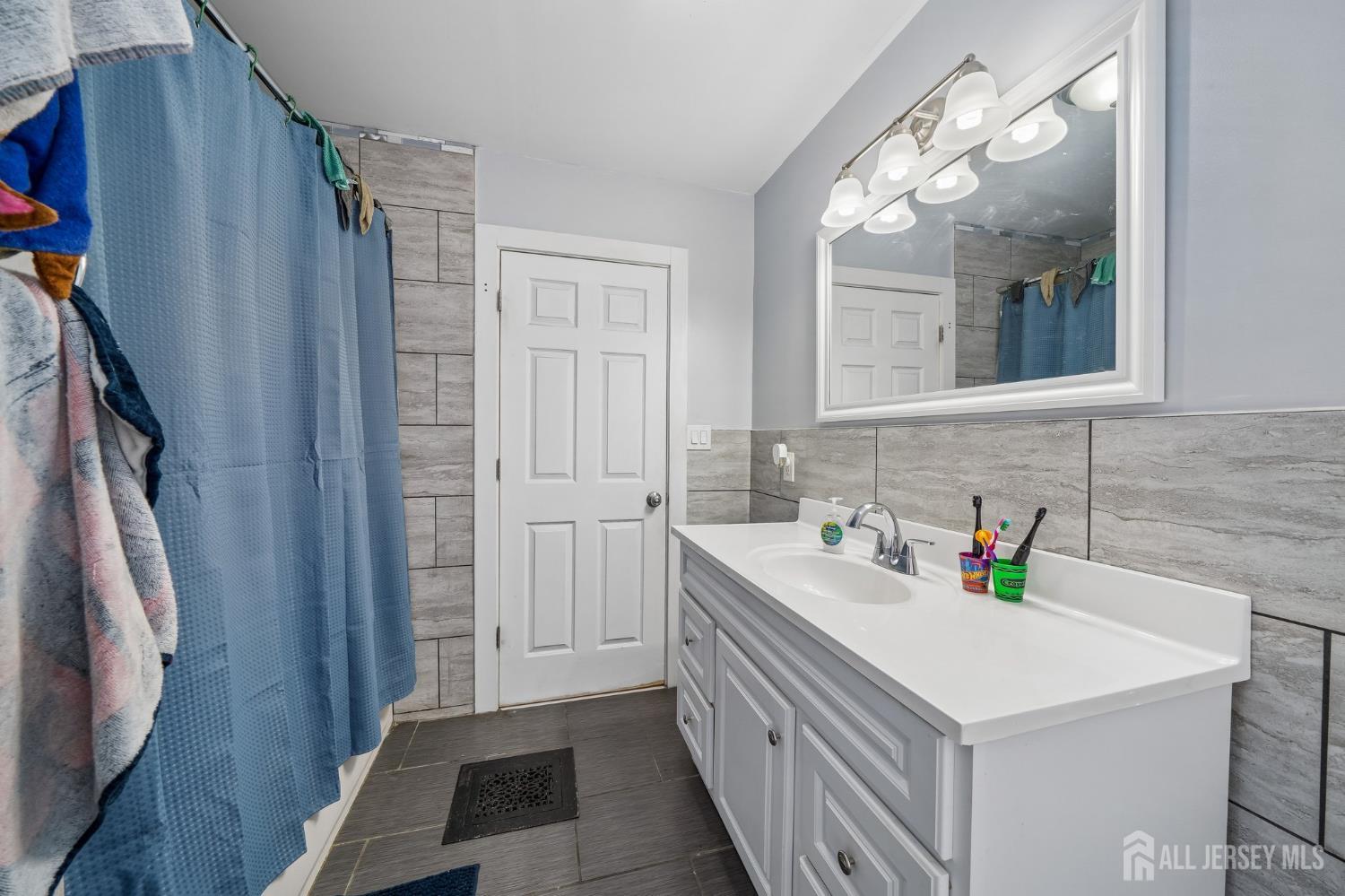 44 state, East Orange, NJ, 07017