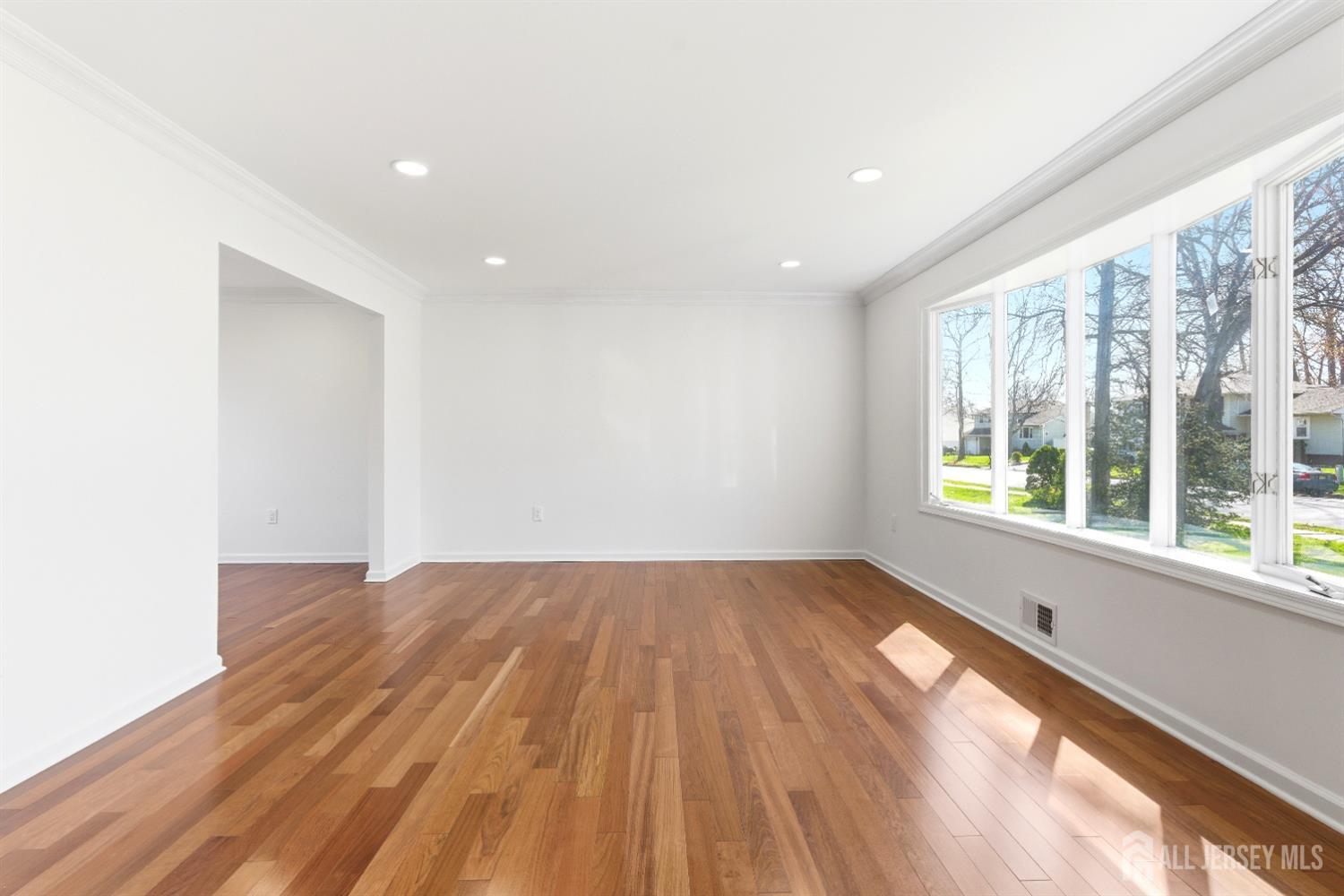 16 McKinley, Edison, NJ, 08820