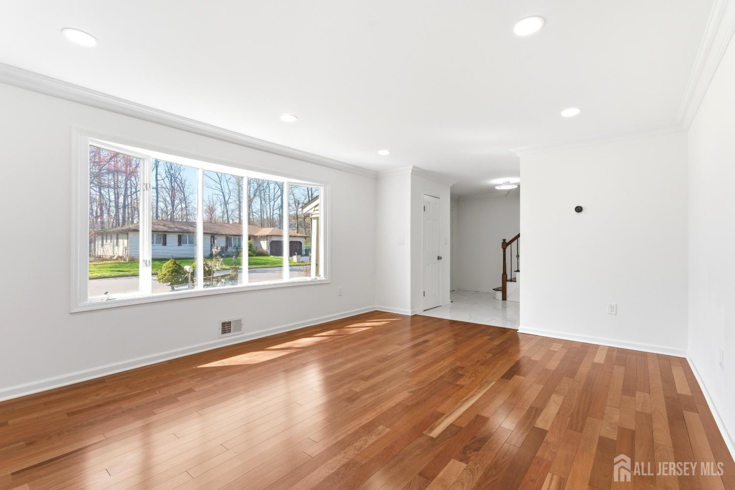 16 McKinley, Edison, NJ, 08820