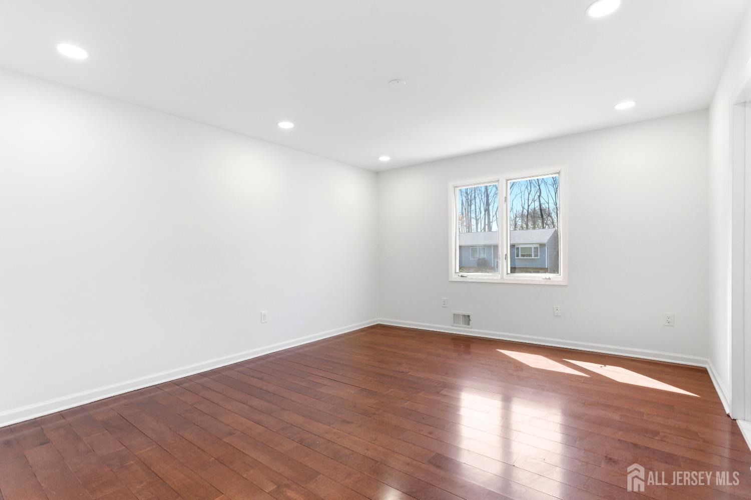 16 McKinley, Edison, NJ, 08820