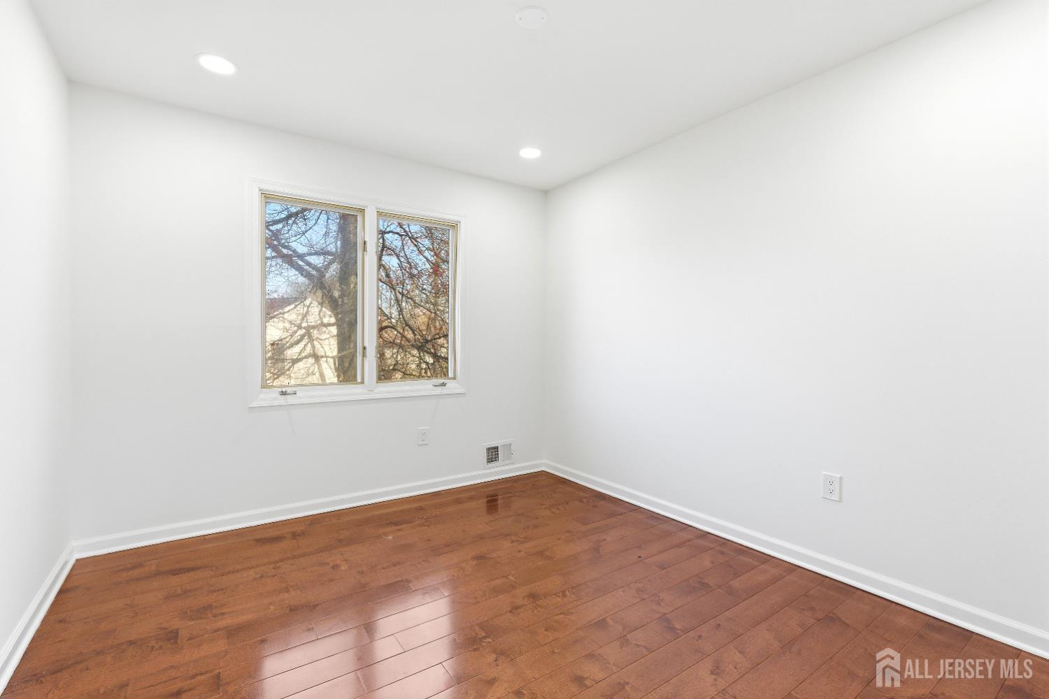 16 McKinley, Edison, NJ, 08820