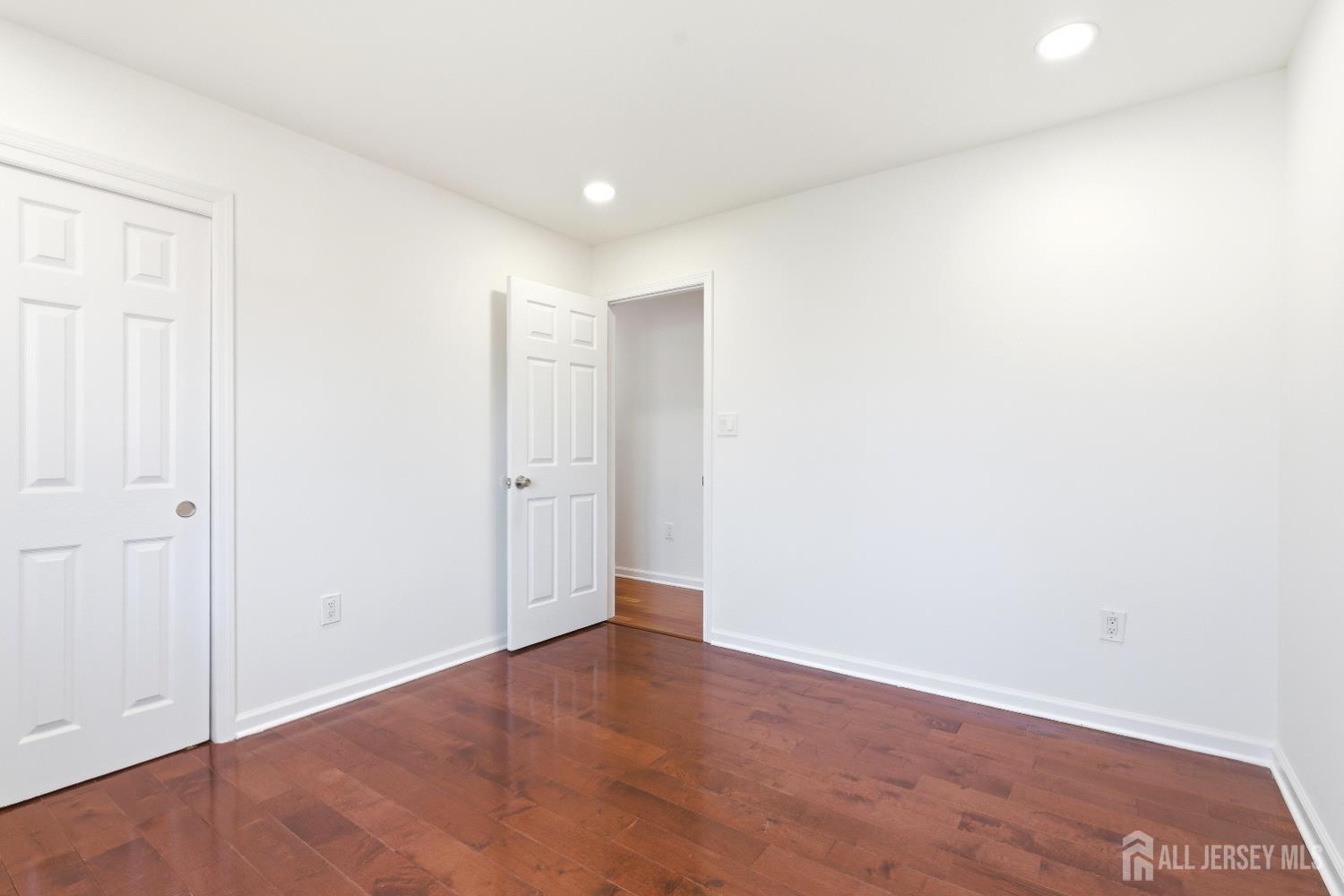 16 McKinley, Edison, NJ, 08820