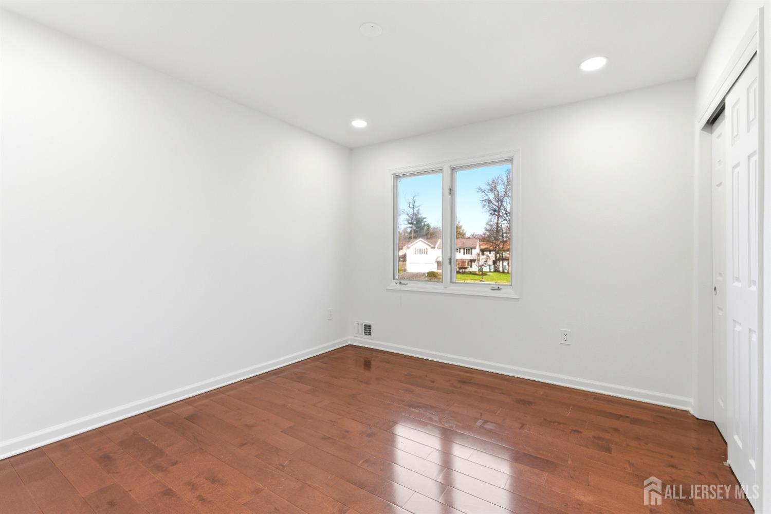 16 McKinley, Edison, NJ, 08820