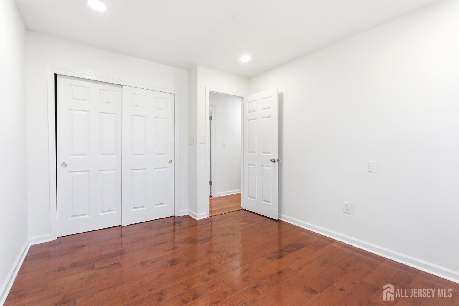 16 McKinley, Edison, NJ, 08820