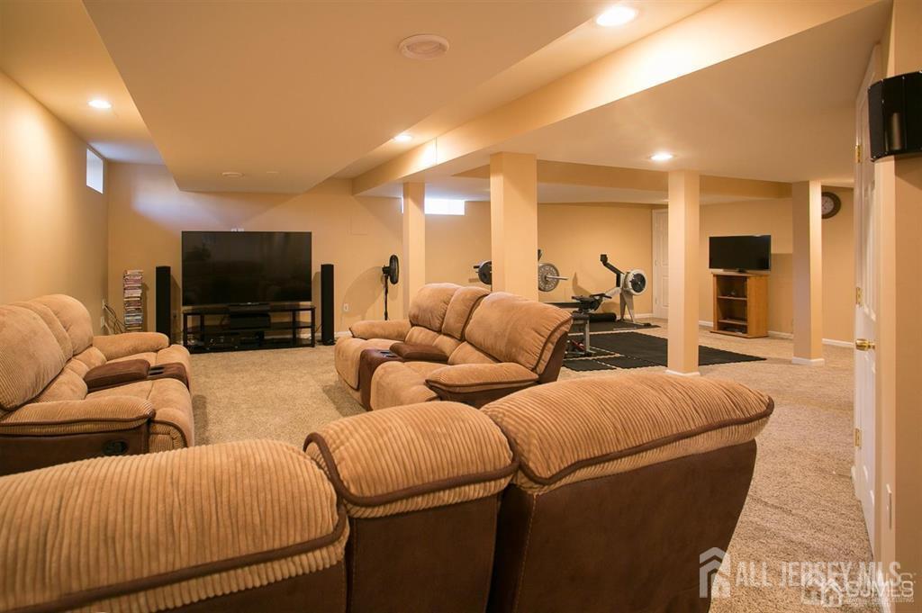 43 Melbloum, Edison, NJ, 08837