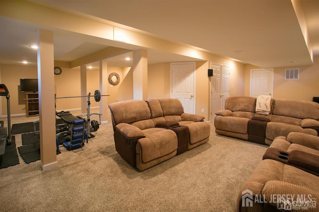 43 Melbloum, Edison, NJ, 08837