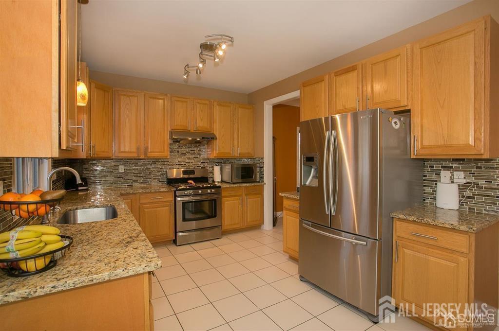 43 Melbloum, Edison, NJ, 08837