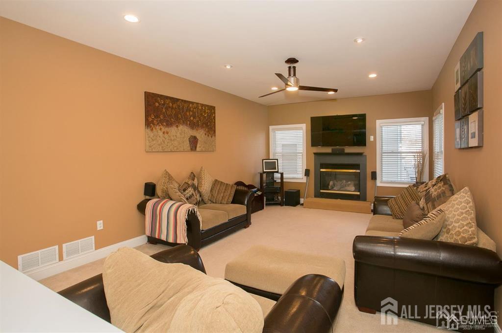 43 Melbloum, Edison, NJ, 08837