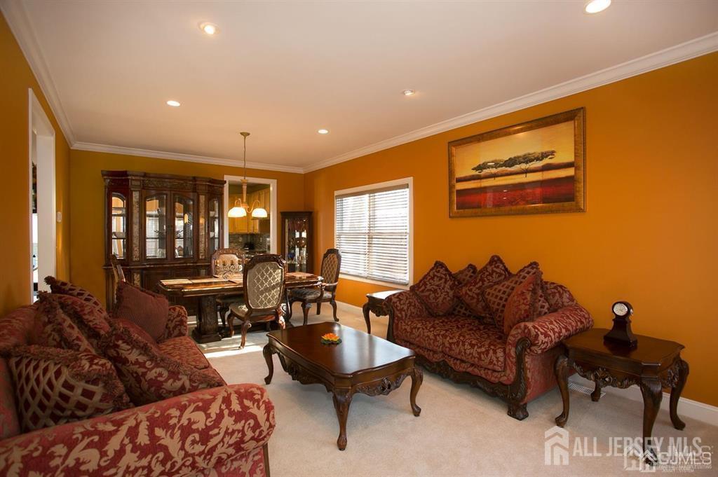 43 Melbloum, Edison, NJ, 08837