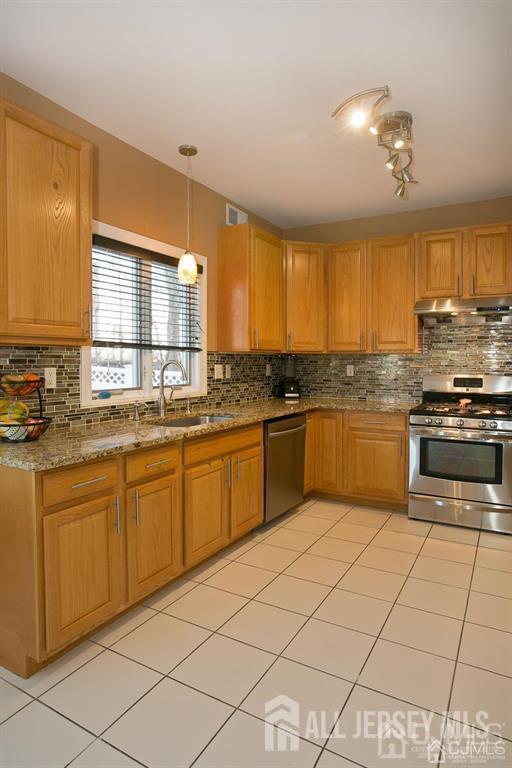 43 Melbloum, Edison, NJ, 08837