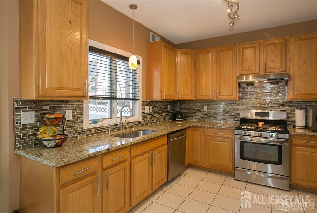 43 Melbloum, Edison, NJ, 08837