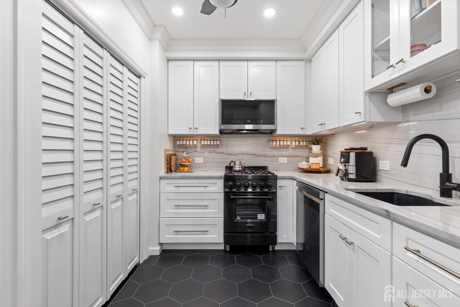 8100 River Road UNIT 210, North Bergen, NJ, 07047