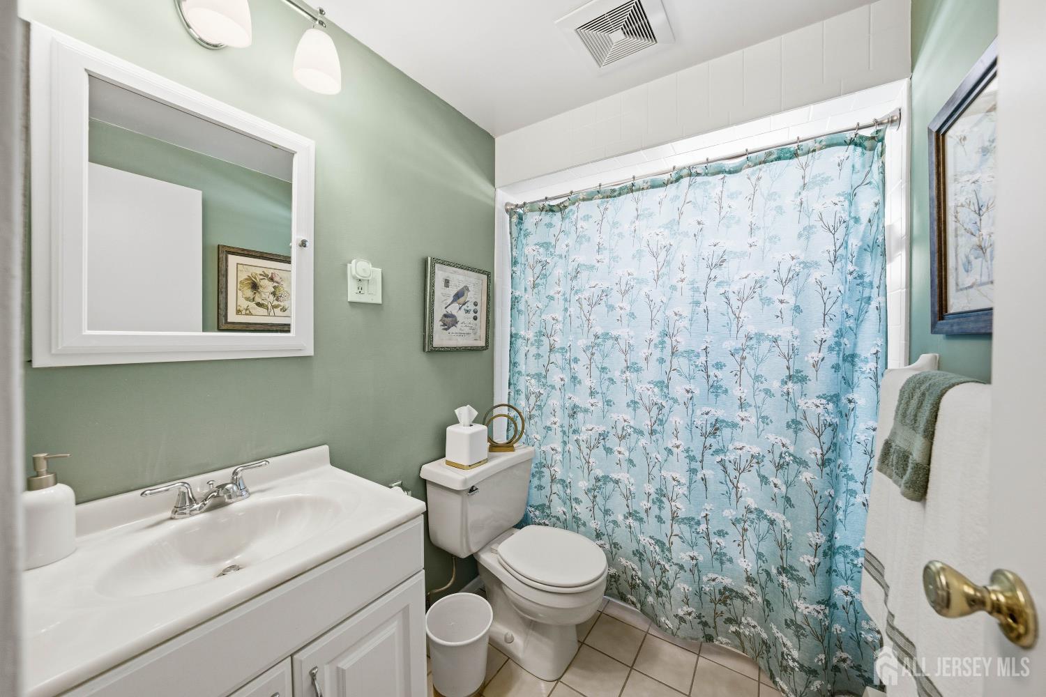 96 Drake, Colonia, NJ, 07067