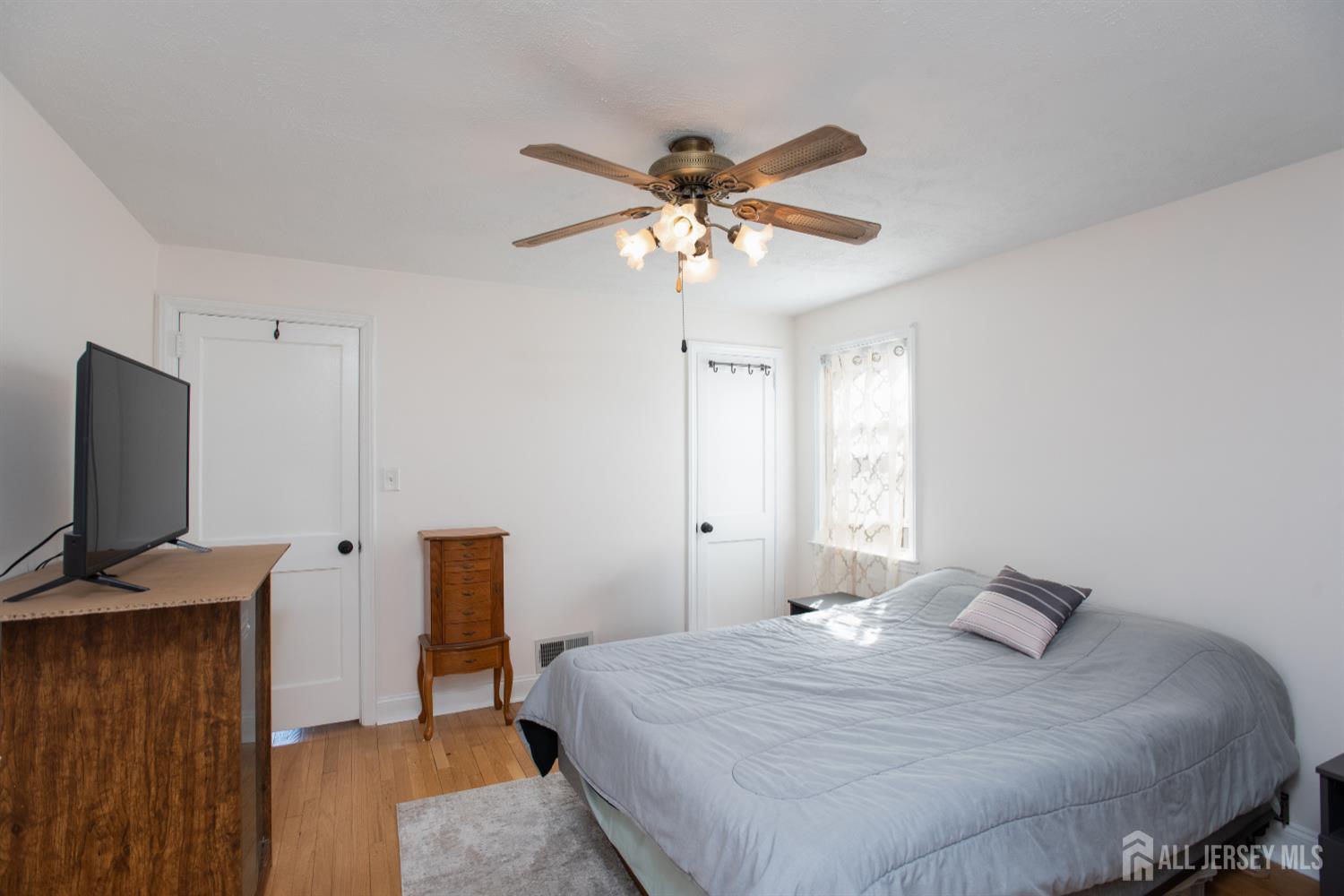 32 Robins, Metuchen, NJ, 08840