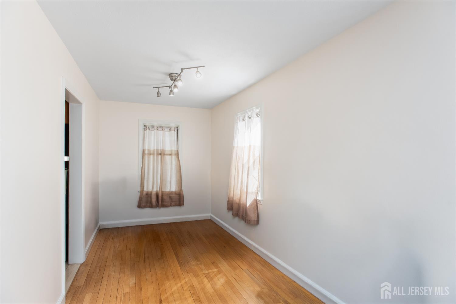 32 Robins, Metuchen, NJ, 08840