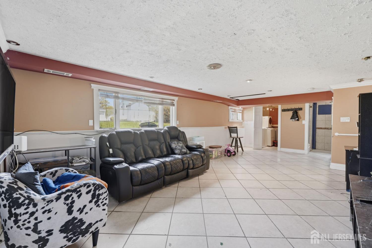 86 Westminster, Colonia, NJ, 07067