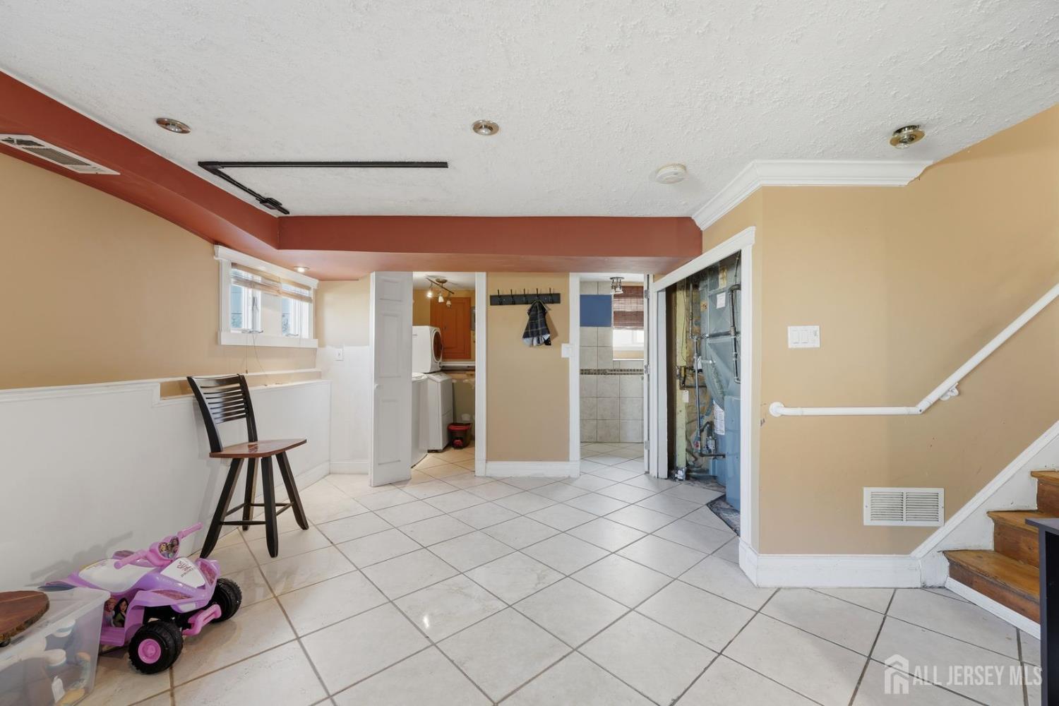 86 Westminster, Colonia, NJ, 07067