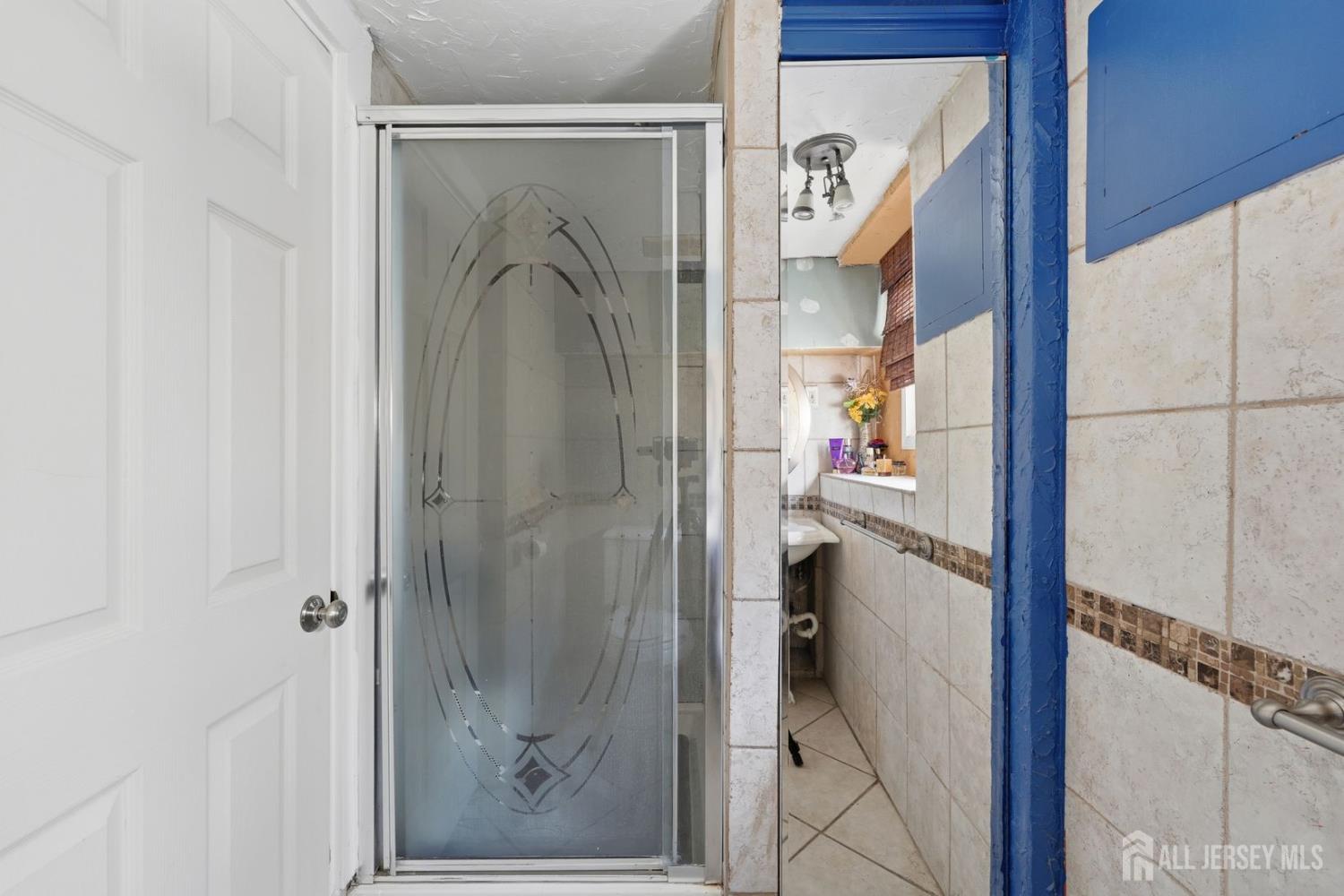 86 Westminster, Colonia, NJ, 07067