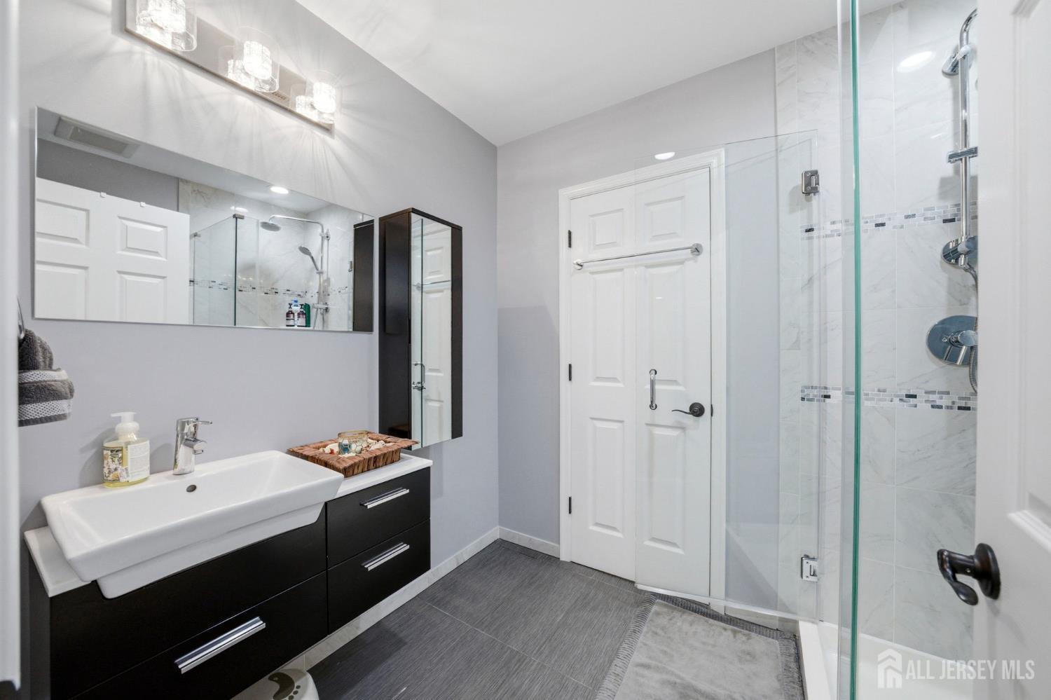 5 Robert, Monroe, NJ, 08831