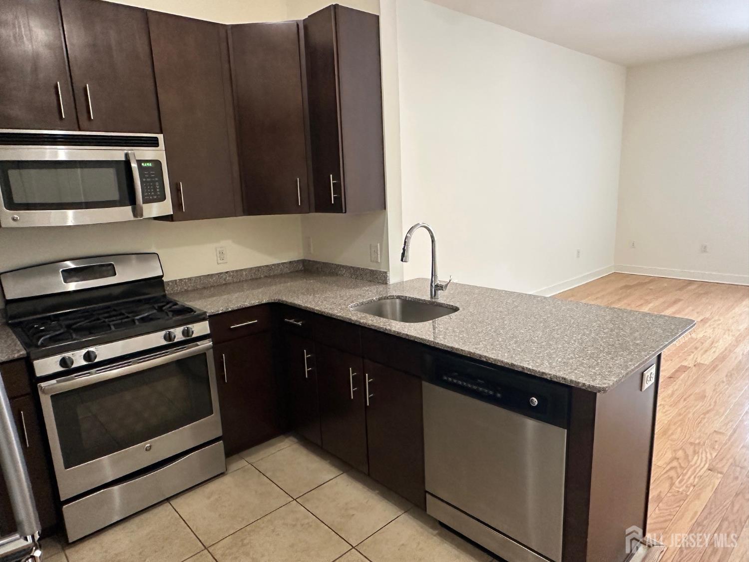 88 Roosevelt UNIT 212, Carteret, NJ, 07008