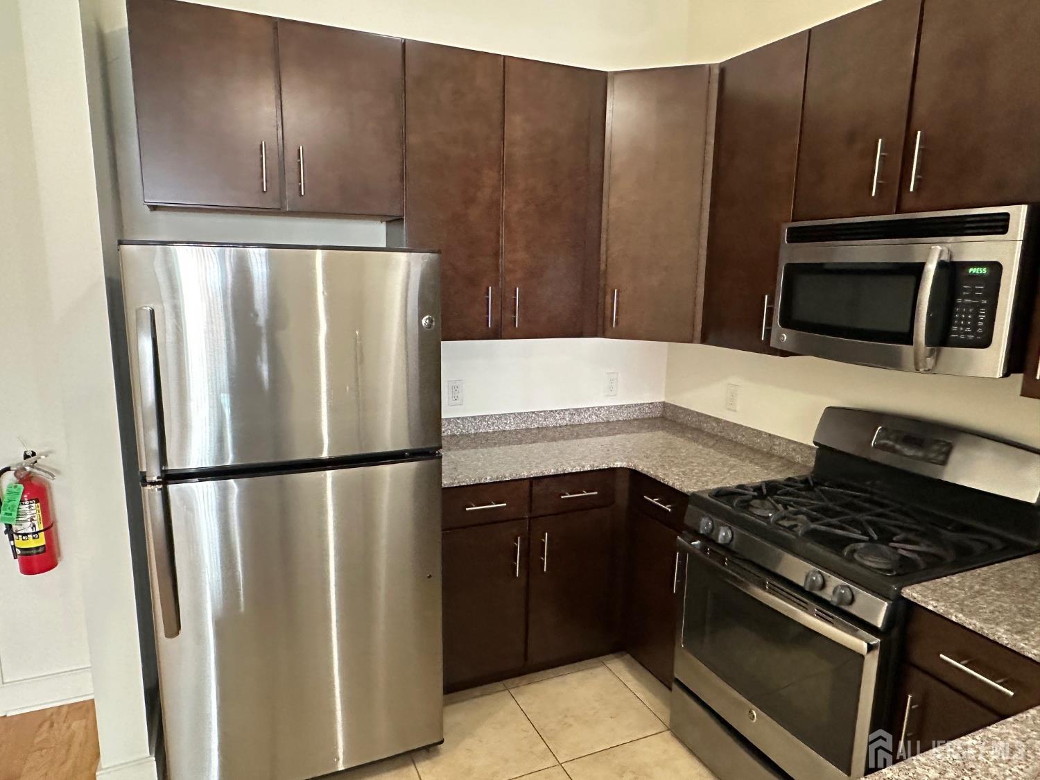 88 Roosevelt UNIT 212, Carteret, NJ, 07008