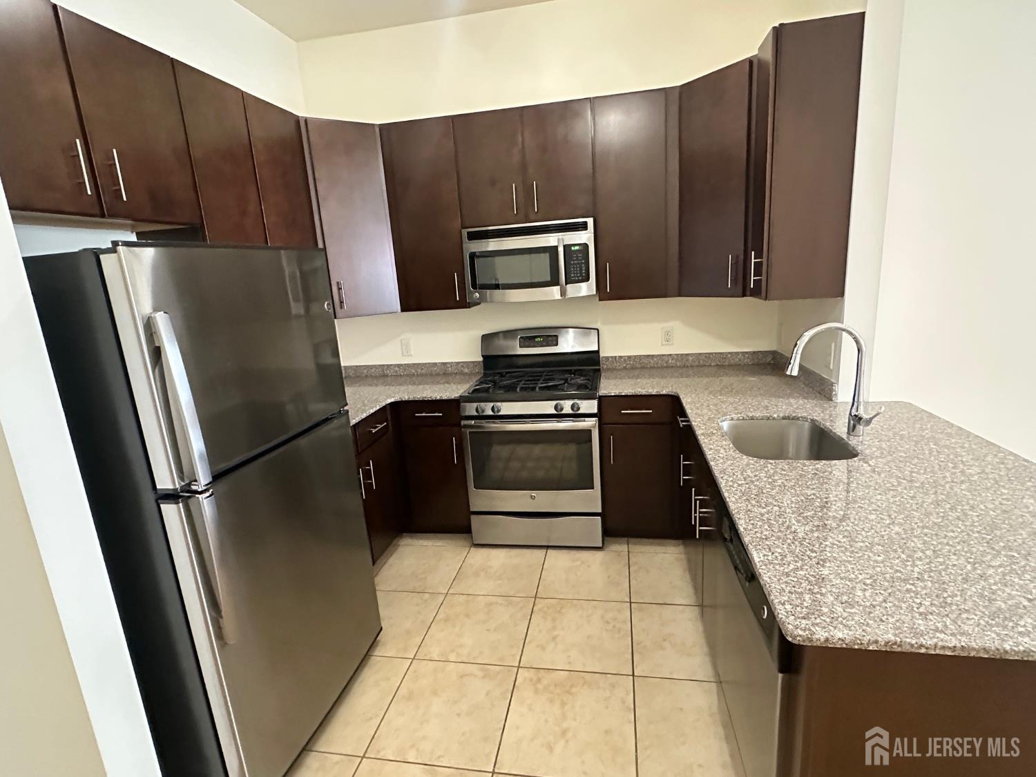 88 Roosevelt UNIT 212, Carteret, NJ, 07008