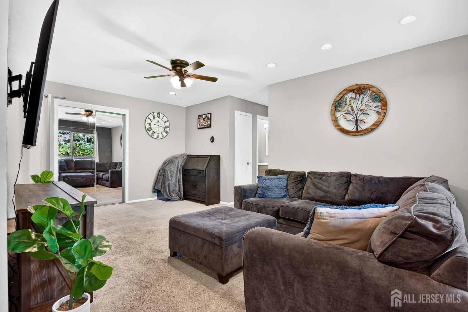 <p>Featured Listings</p>